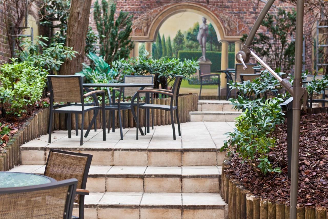 勒查特莱兰酒店 布鲁塞尔 外观 照片 The courtyard at the hotel