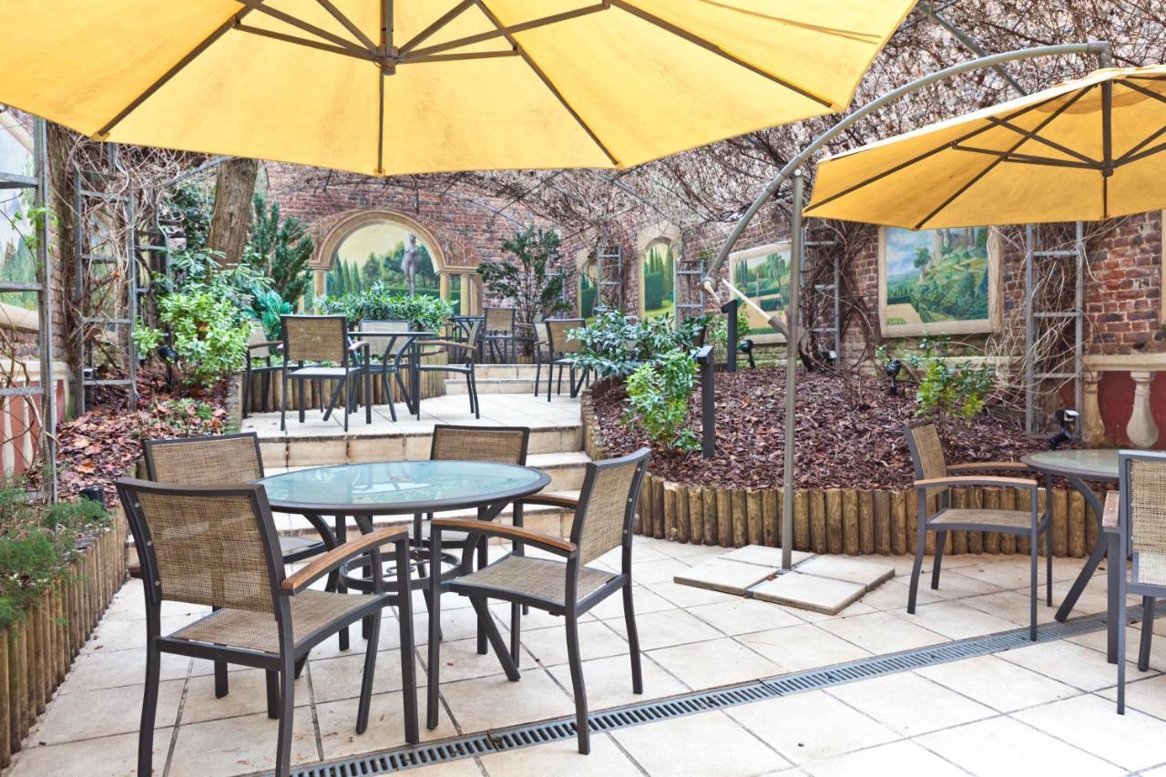 勒查特莱兰酒店 布鲁塞尔 外观 照片 The courtyard at the hotel