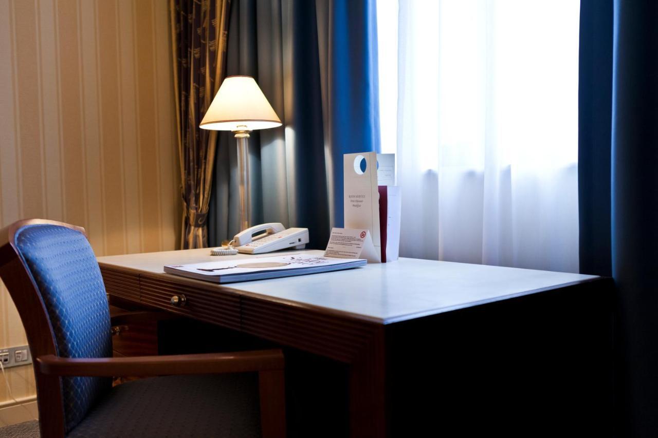 勒查特莱兰酒店 布鲁塞尔 外观 照片 A hotel room with a Do Not Disturb sign
