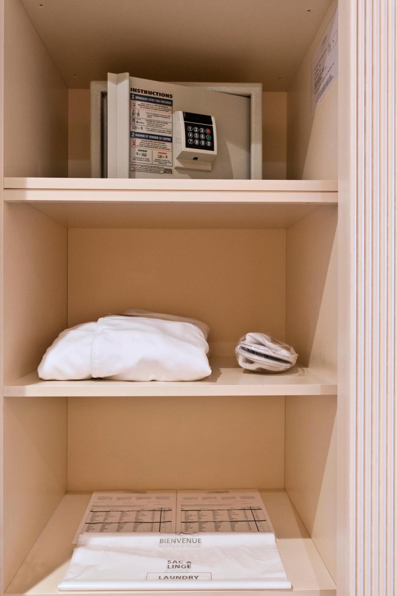 勒查特莱兰酒店 布鲁塞尔 外观 照片 A pillow and a telephone in a hotel room
