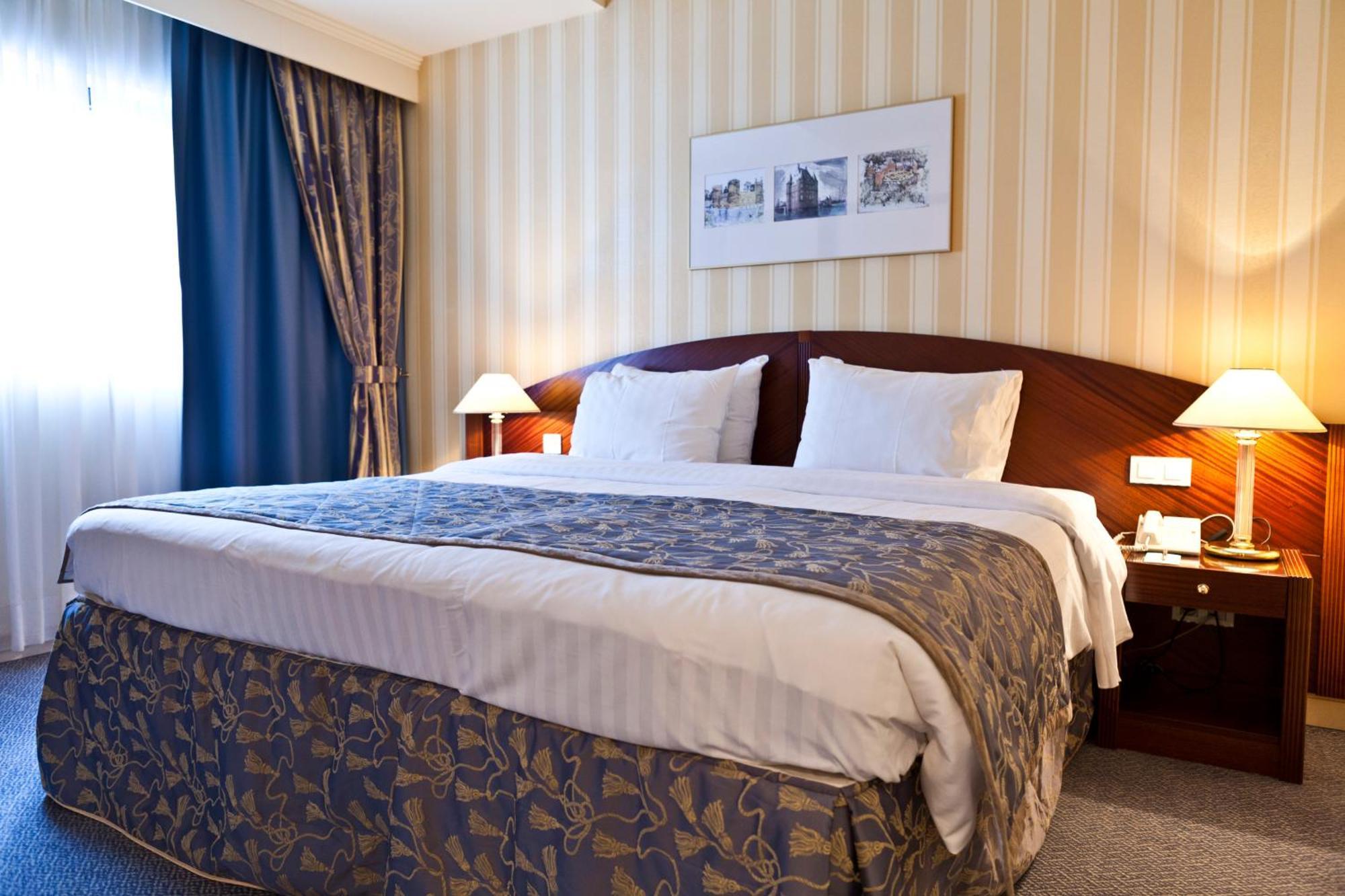 勒查特莱兰酒店 布鲁塞尔 外观 照片 A bed in a hotel room