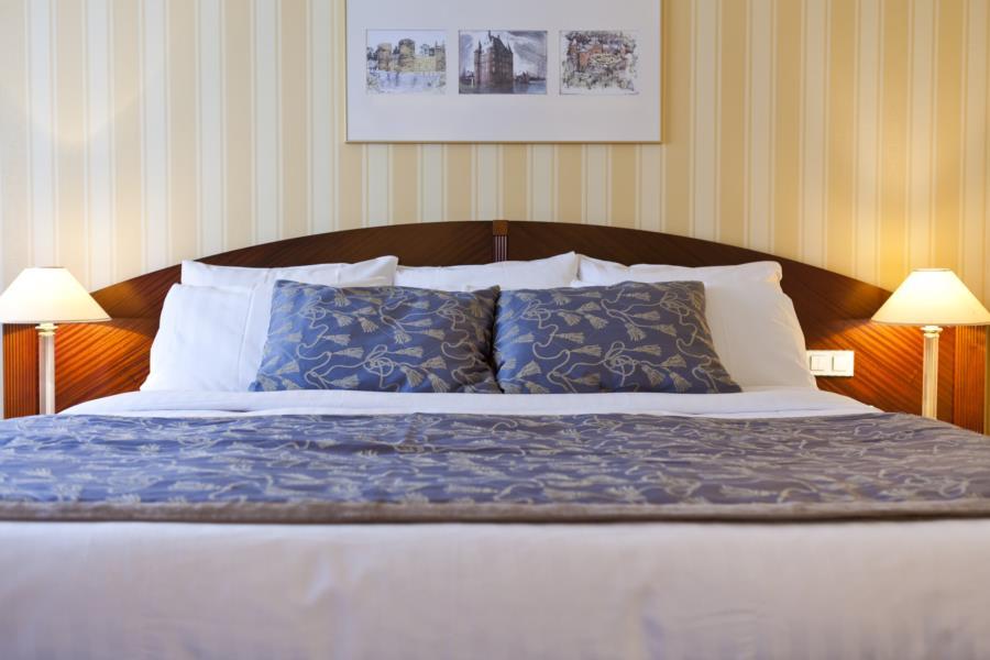 勒查特莱兰酒店 布鲁塞尔 客房 照片 A bed